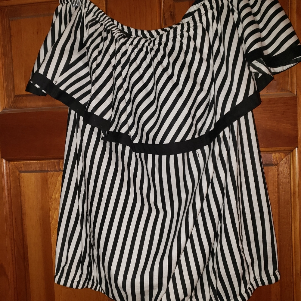 International Concept Off the Shoulder Top Size OX